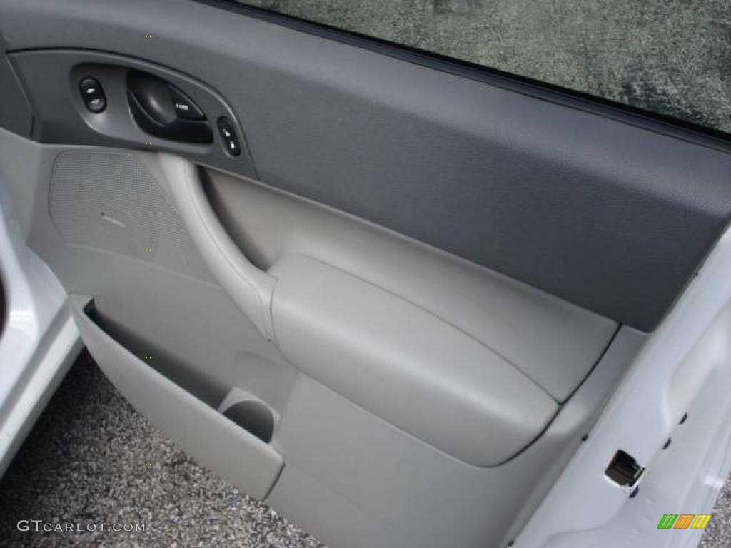 2005 Focus ZXW SE Wagon - Cloud 9 White / Dark Flint/Light Flint photo #30