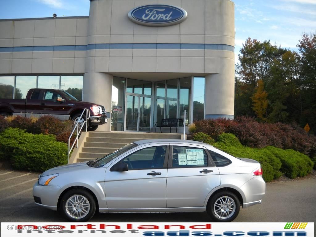 2010 Focus SE Sedan - Ingot Silver Metallic / Charcoal Black photo #1