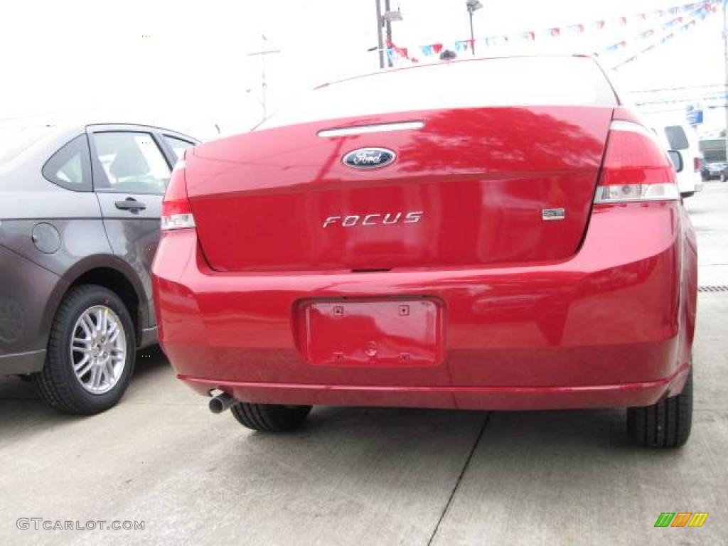 2010 Focus SE Sedan - Sangria Red Metallic / Charcoal Black photo #3