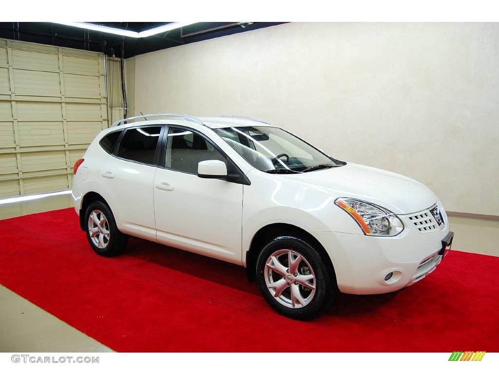 Phantom White Nissan Rogue