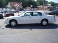 2001 White Pearl Tri Coat Lincoln Town Car Executive  photo #12
