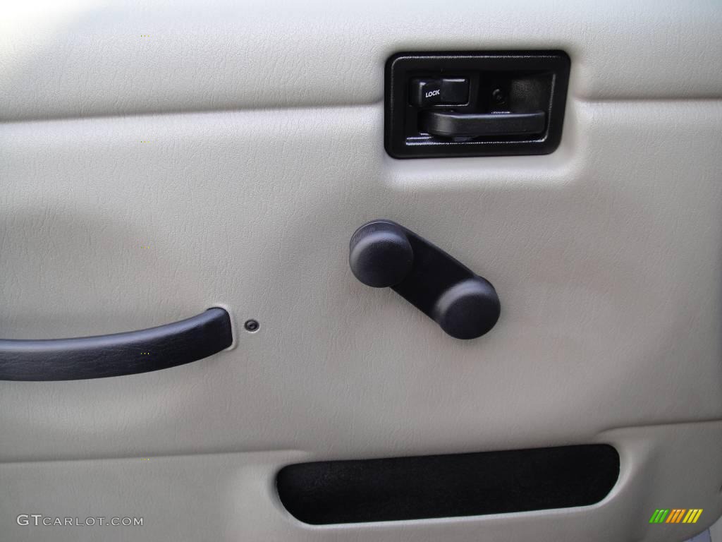 2004 Wrangler X 4x4 - Light Khaki Metallic / Khaki photo #8