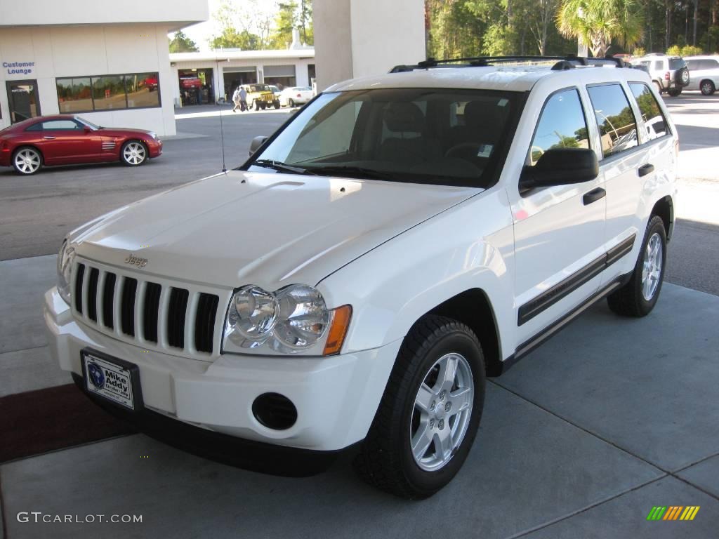 2005 Grand Cherokee Laredo 4x4 - Stone White / Medium Slate Gray photo #1