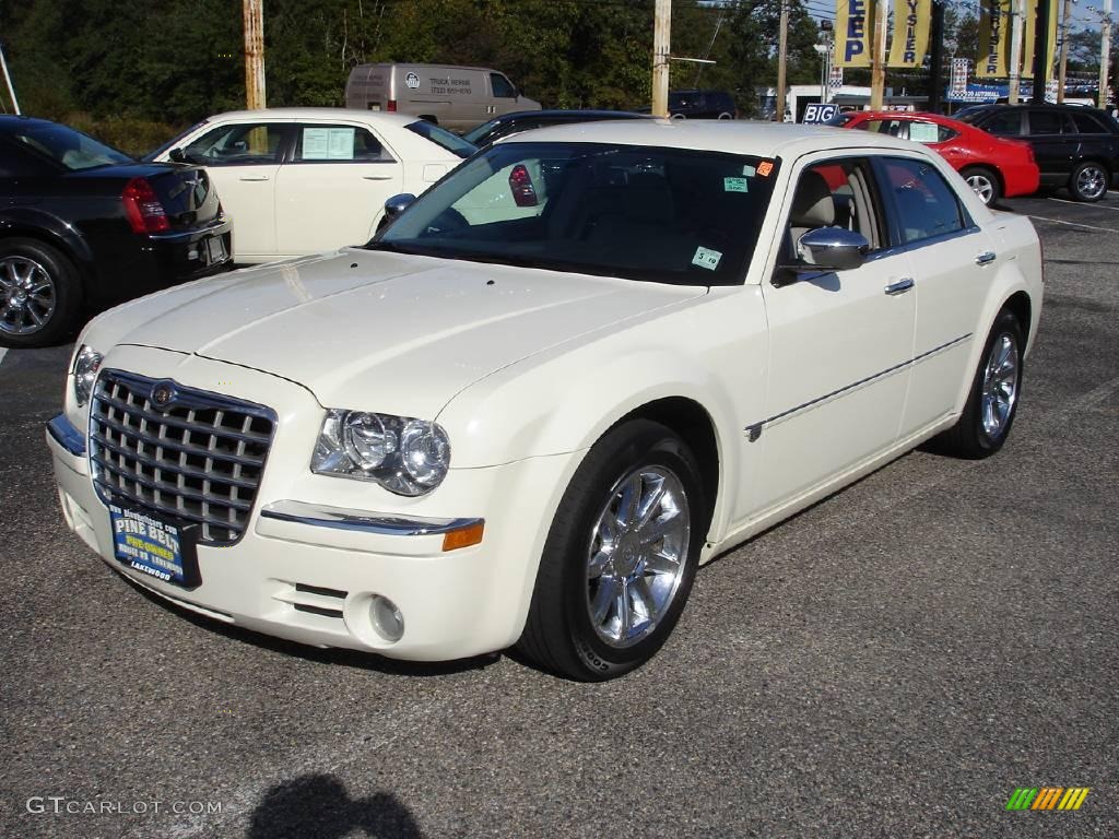 Cool Vanilla Chrysler 300