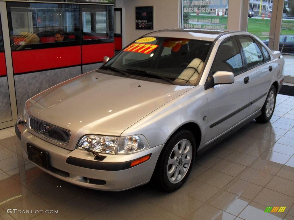 Silver Metallic Volvo S40