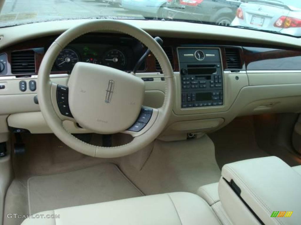2007 Lincoln Town Car Signature Light Camel Dashboard Photo #19510214
