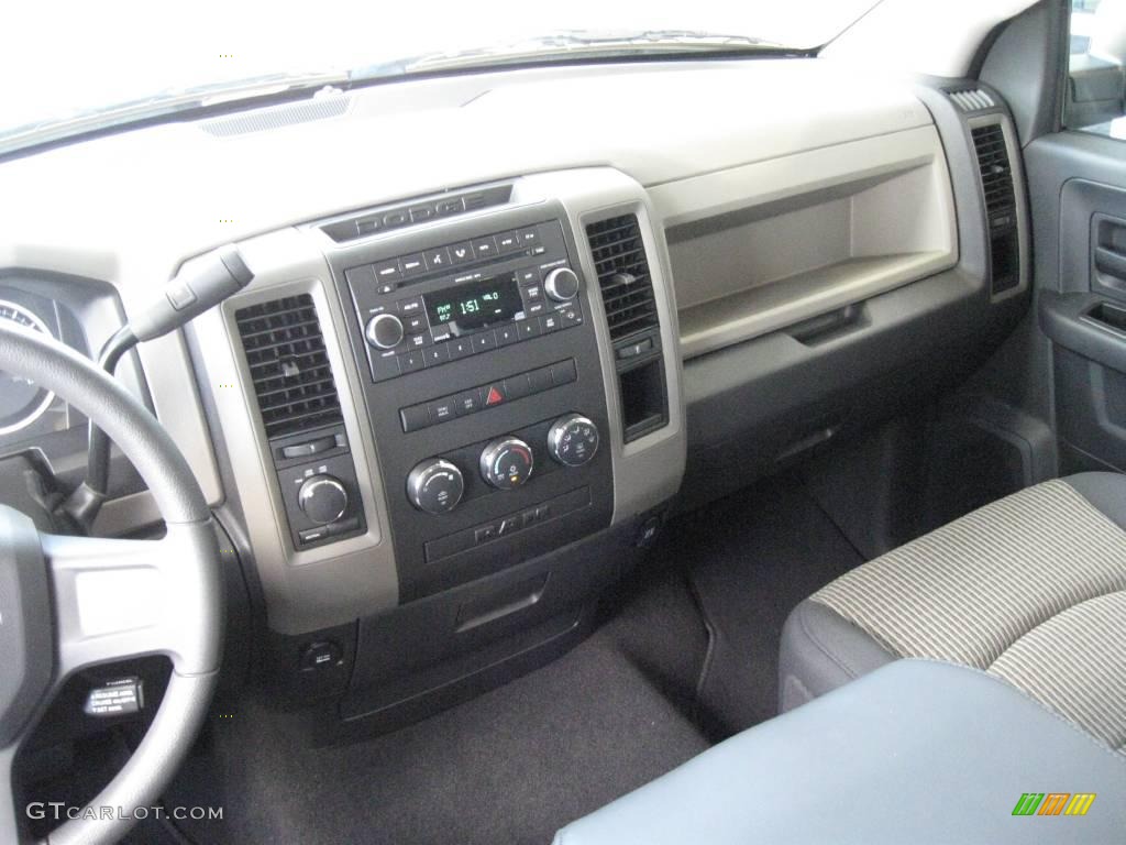 2009 Ram 1500 ST Quad Cab 4x4 - Bright Silver Metallic / Dark Slate/Medium Graystone photo #19