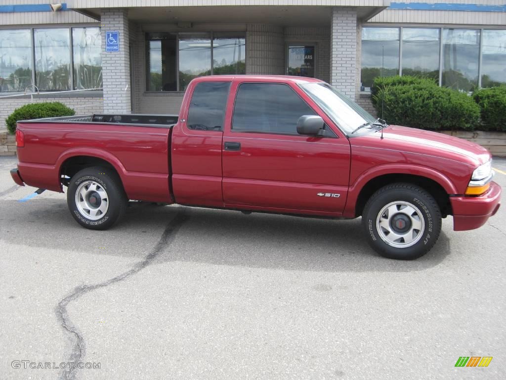 2001 S10 LS Extended Cab - Dark Cherry Red Metallic / Medium Gray photo #1