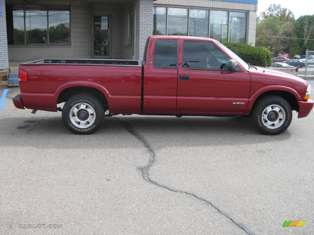 2001 S10 LS Extended Cab - Dark Cherry Red Metallic / Medium Gray photo #2