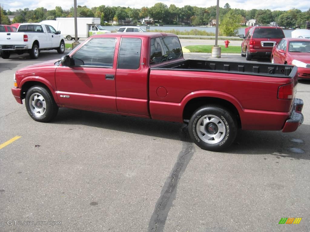 2001 S10 LS Extended Cab - Dark Cherry Red Metallic / Medium Gray photo #8