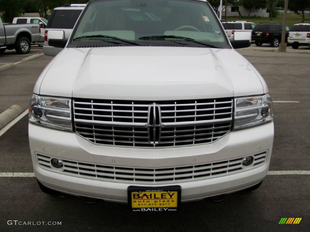 White Platinum Tri-Coat Lincoln Navigator