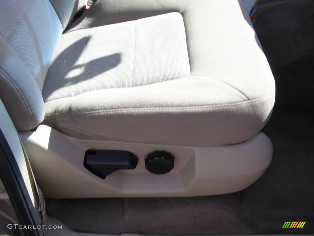 2003 Expedition XLT - Arizona Beige Metallic / Medium Parchment photo #18