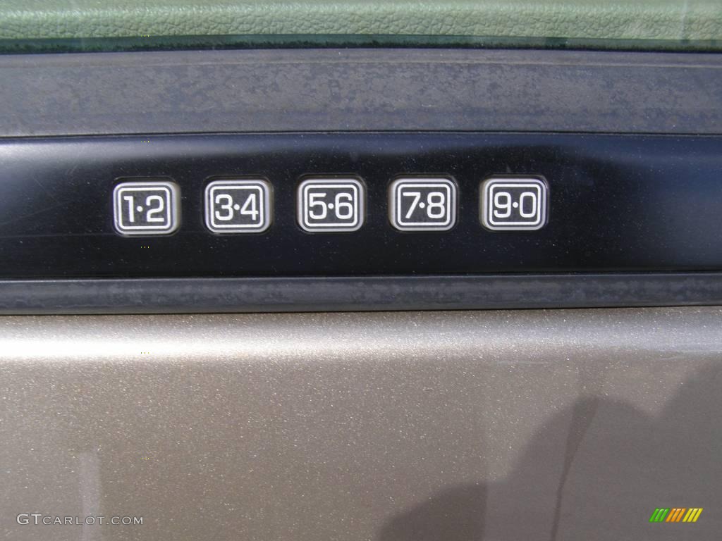 2003 Expedition XLT - Arizona Beige Metallic / Medium Parchment photo #23