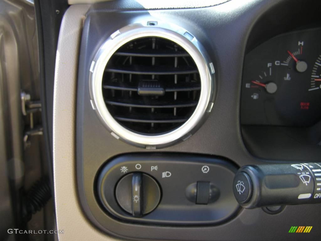 2003 Expedition XLT - Arizona Beige Metallic / Medium Parchment photo #31