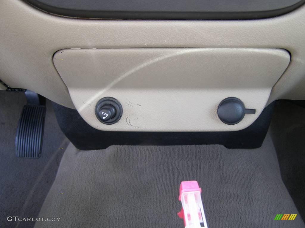 2003 Expedition XLT - Arizona Beige Metallic / Medium Parchment photo #38