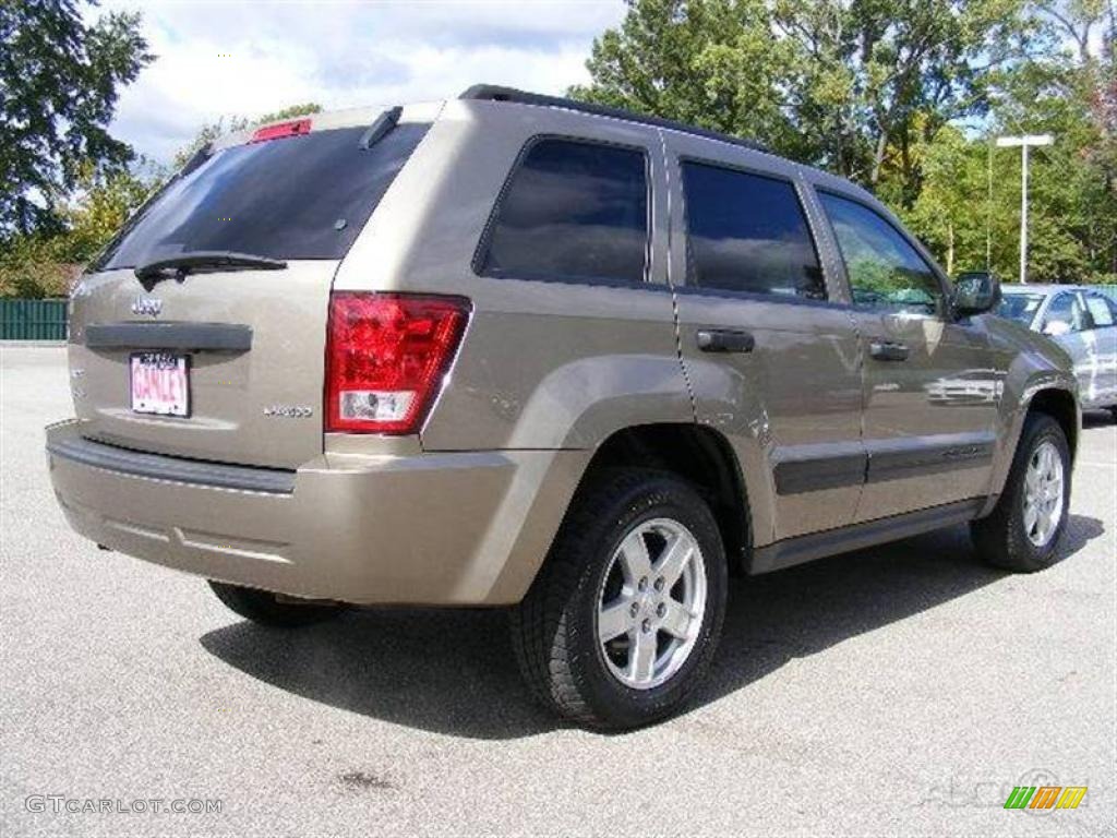 2005 Grand Cherokee Laredo 4x4 - Light Khaki Metallic / Khaki photo #5