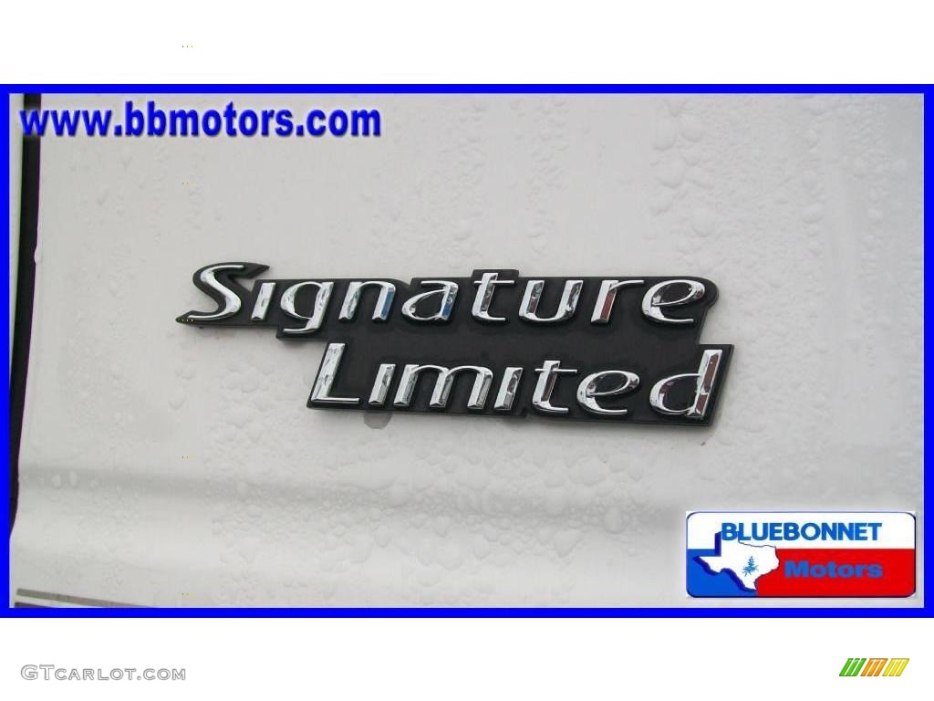 2009 Town Car Signature Limited - Vibrant White / Medium Light Stone photo #10