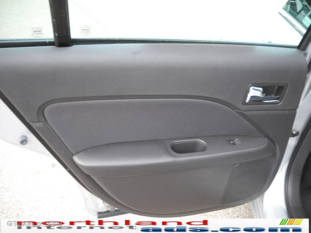 2010 Fusion SE - Brilliant Silver Metallic / Charcoal Black photo #13