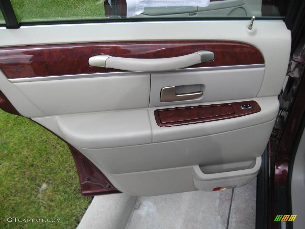 2004 Town Car Signature - Autumn Red Metallic / Dark Stone/Medium Light Stone photo #16