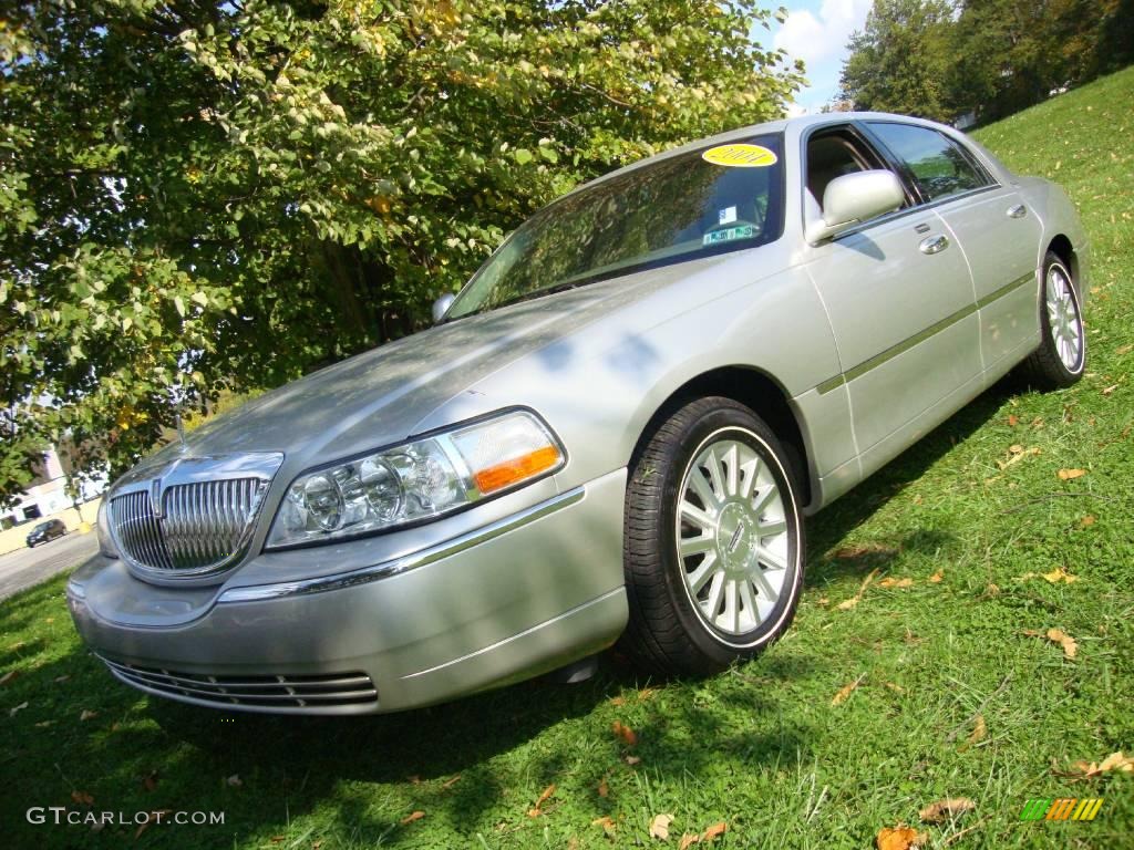 2004 Town Car Signature - Silver Birch Metallic / Shale/Dove photo #1