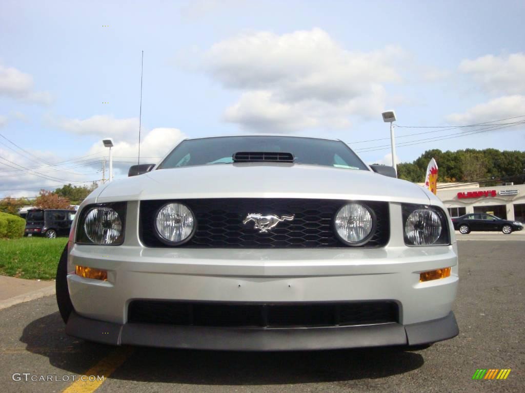 2005 Mustang GT Premium Coupe - Satin Silver Metallic / Dark Charcoal photo #2