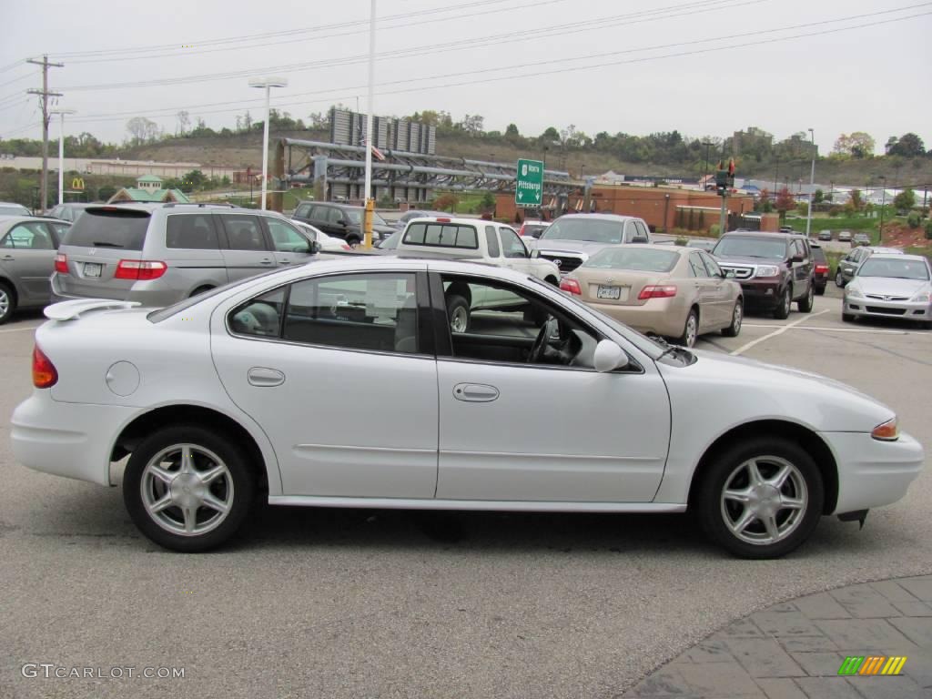 2001 Alero GL Sedan - Arctic White / Pewter photo #9