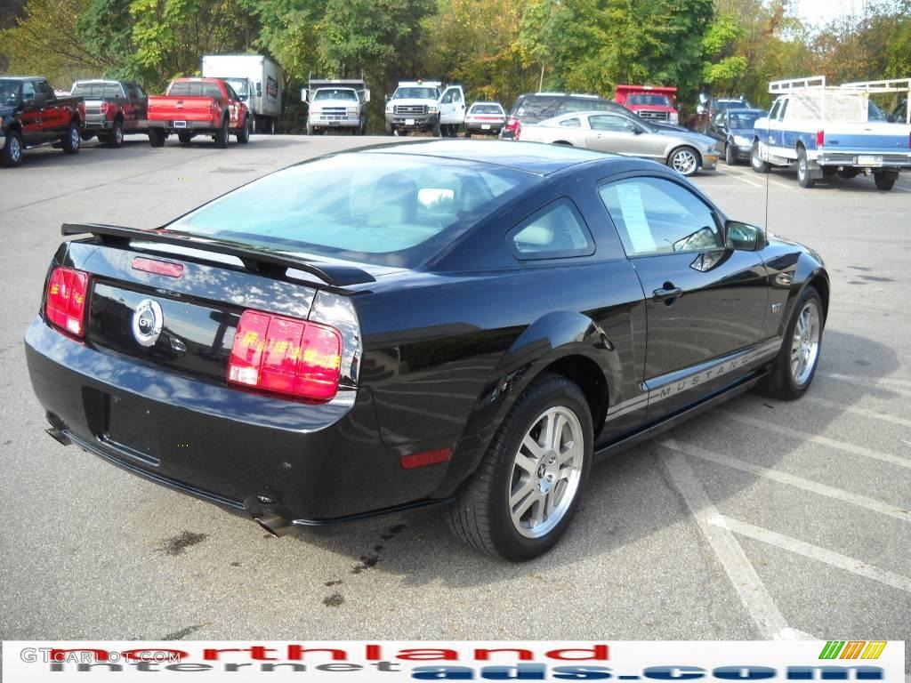 2006 Mustang GT Premium Coupe - Black / Light Graphite photo #6