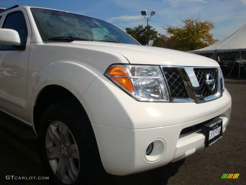 2006 Pathfinder LE 4x4 - Avalanche White / Graphite photo #23