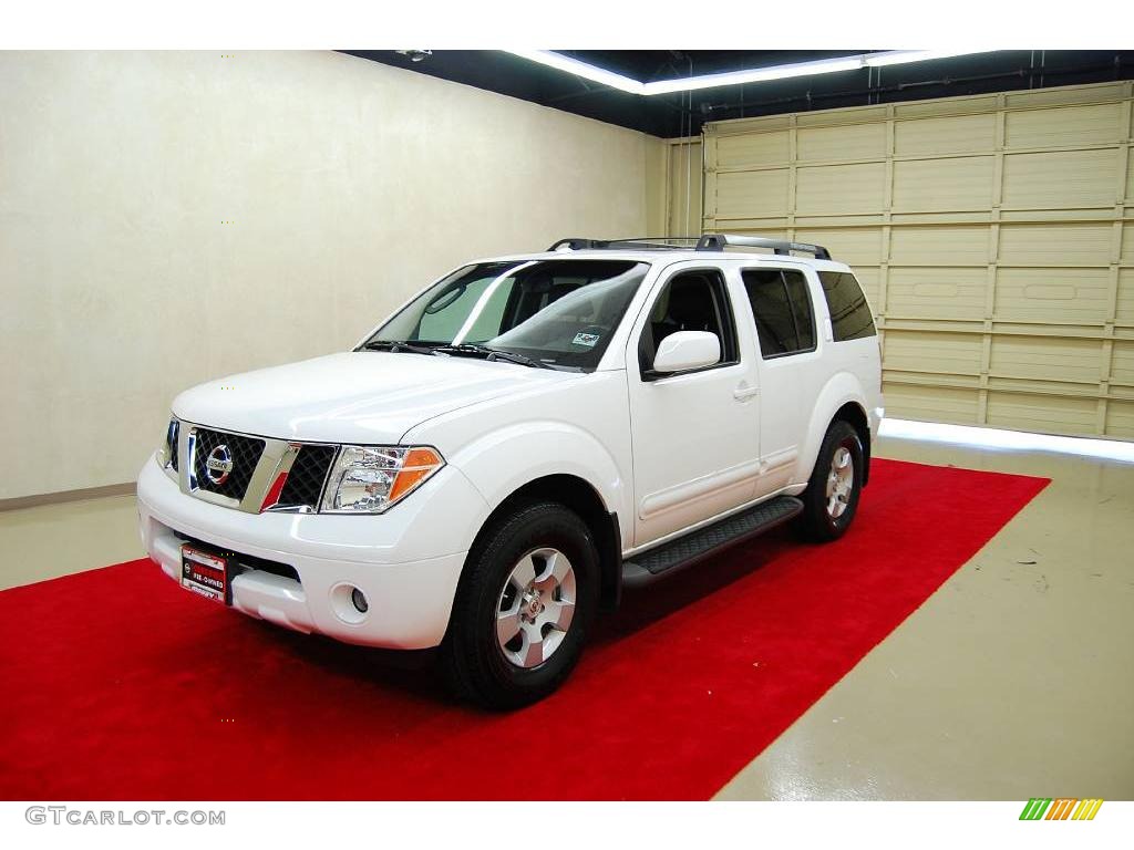 2006 Pathfinder SE - Avalanche White / Graphite photo #3