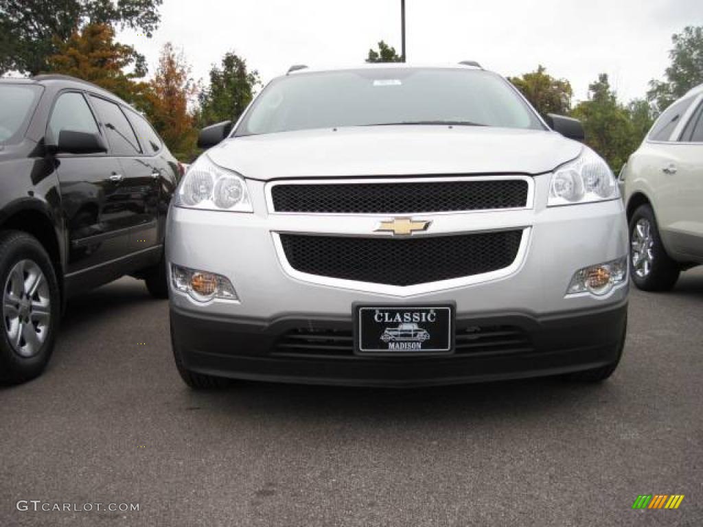 2009 Traverse LS - Silver Ice Metallic / Dark Gray/Light Gray photo #2