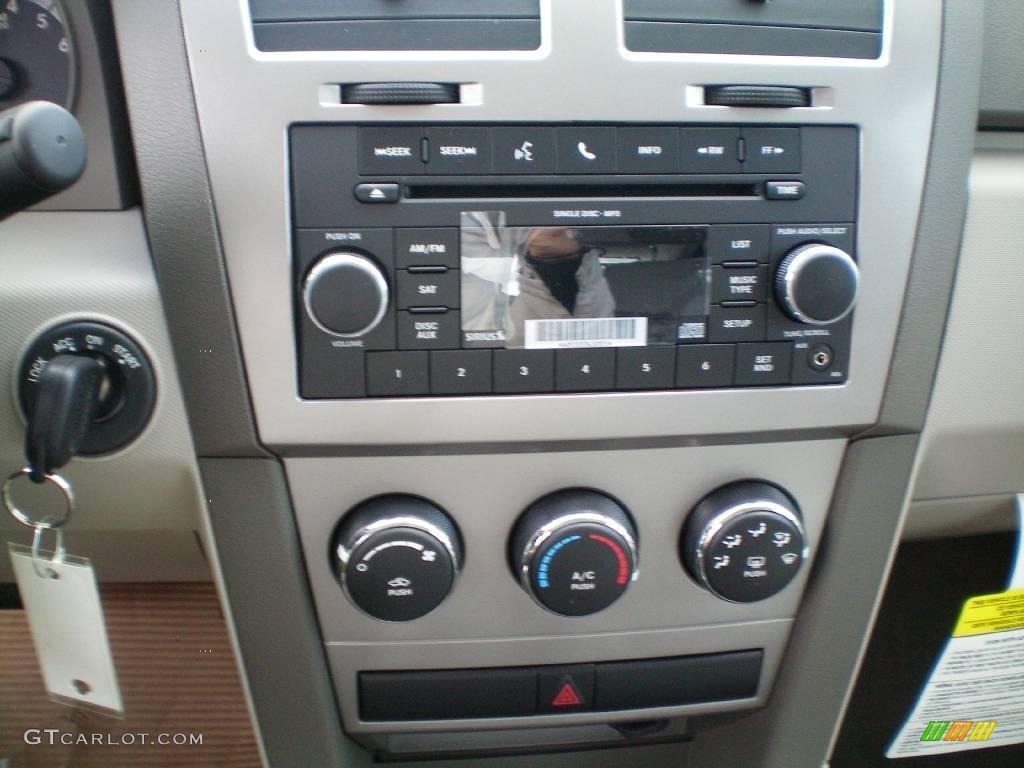 2010 Avenger SXT - White Gold / Dark Khaki/Light Graystone photo #4