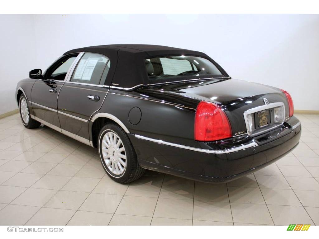 2003 Town Car Signature - Black / Black photo #5