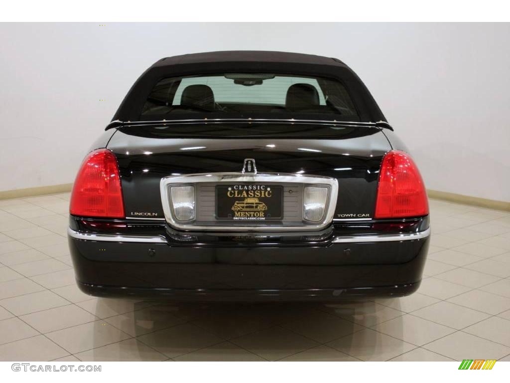 2003 Town Car Signature - Black / Black photo #6