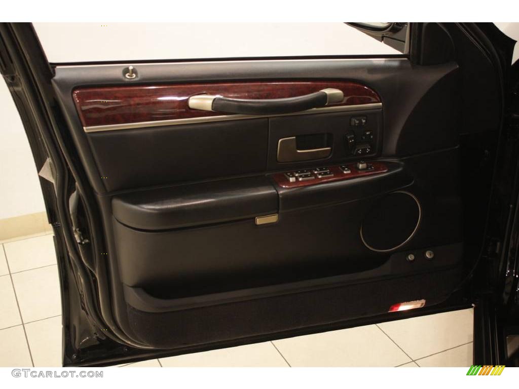 2003 Town Car Signature - Black / Black photo #8