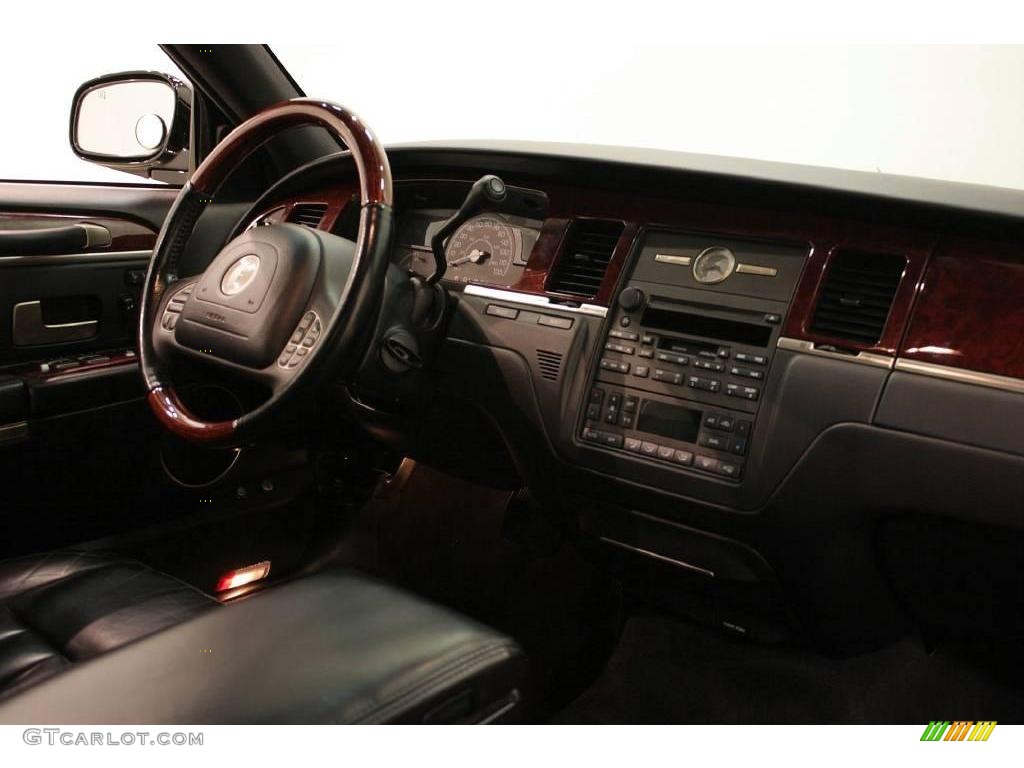 2003 Town Car Signature - Black / Black photo #14