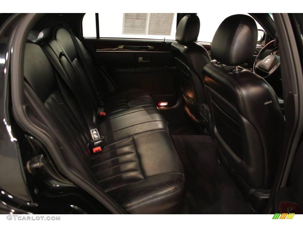 2003 Town Car Signature - Black / Black photo #16