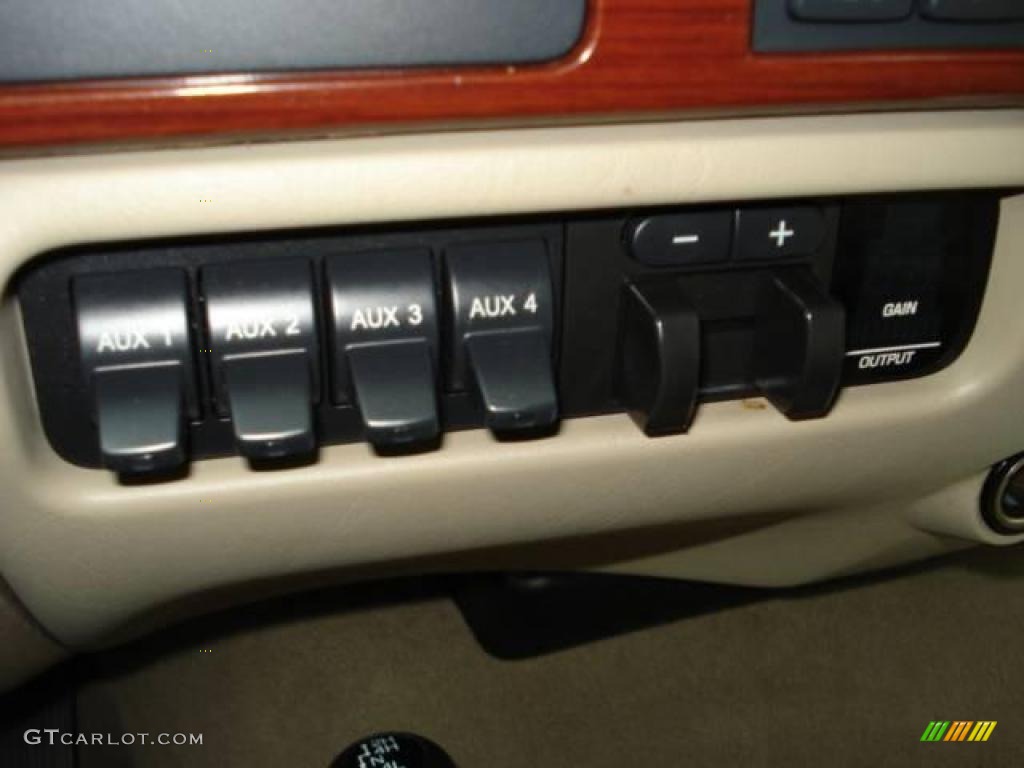 2006 F450 Super Duty Lariat Crew Cab 4x4 - Silver Metallic / Tan photo #32