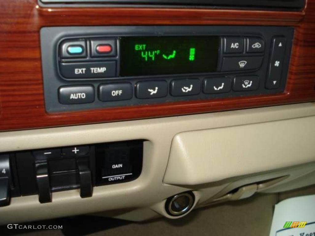 2006 F450 Super Duty Lariat Crew Cab 4x4 - Silver Metallic / Tan photo #34