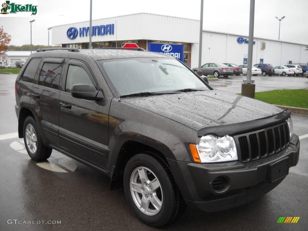 2005 Grand Cherokee Laredo 4x4 - Dark Khaki Pearl / Khaki photo #1