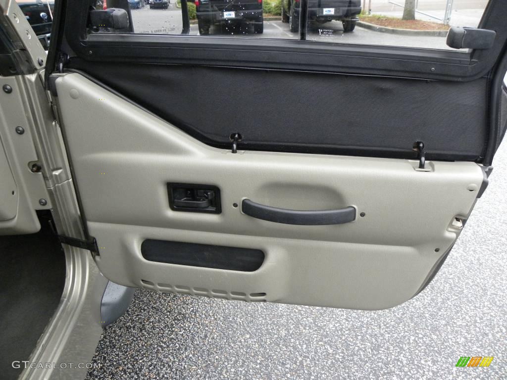 2004 Wrangler SE 4x4 - Light Khaki Metallic / Khaki photo #7