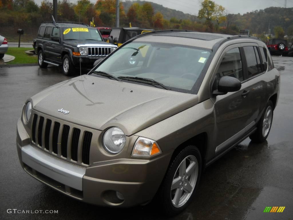 2007 Compass Limited 4x4 - Light Khaki Metallic / Pastel Pebble Beige photo #18