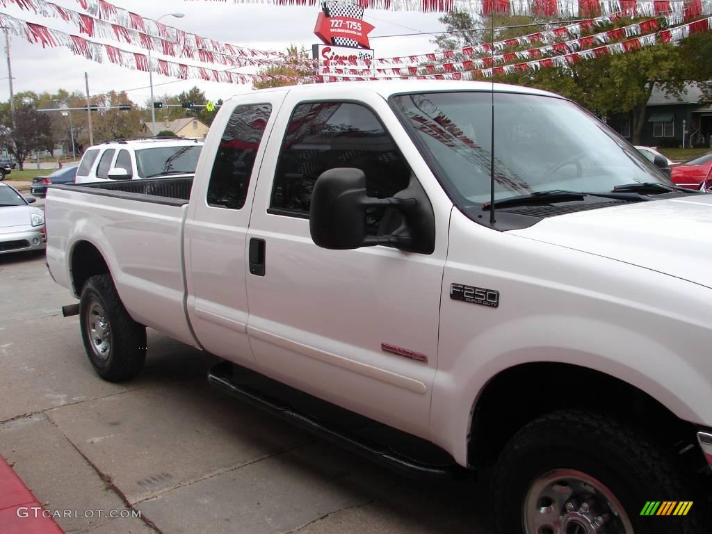 2003 F250 Super Duty XLT SuperCab 4x4 - Oxford White / Dark Flint Grey photo #5