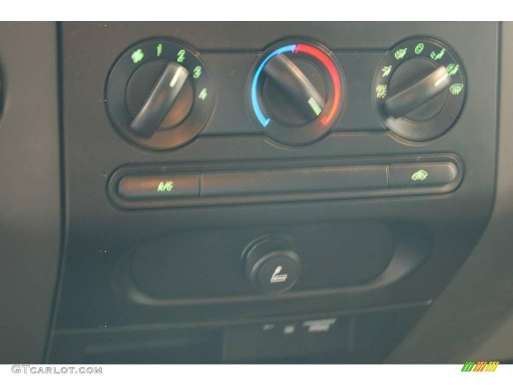 2004 F150 XLT Regular Cab 4x4 - Bright Red / Dark Flint photo #44