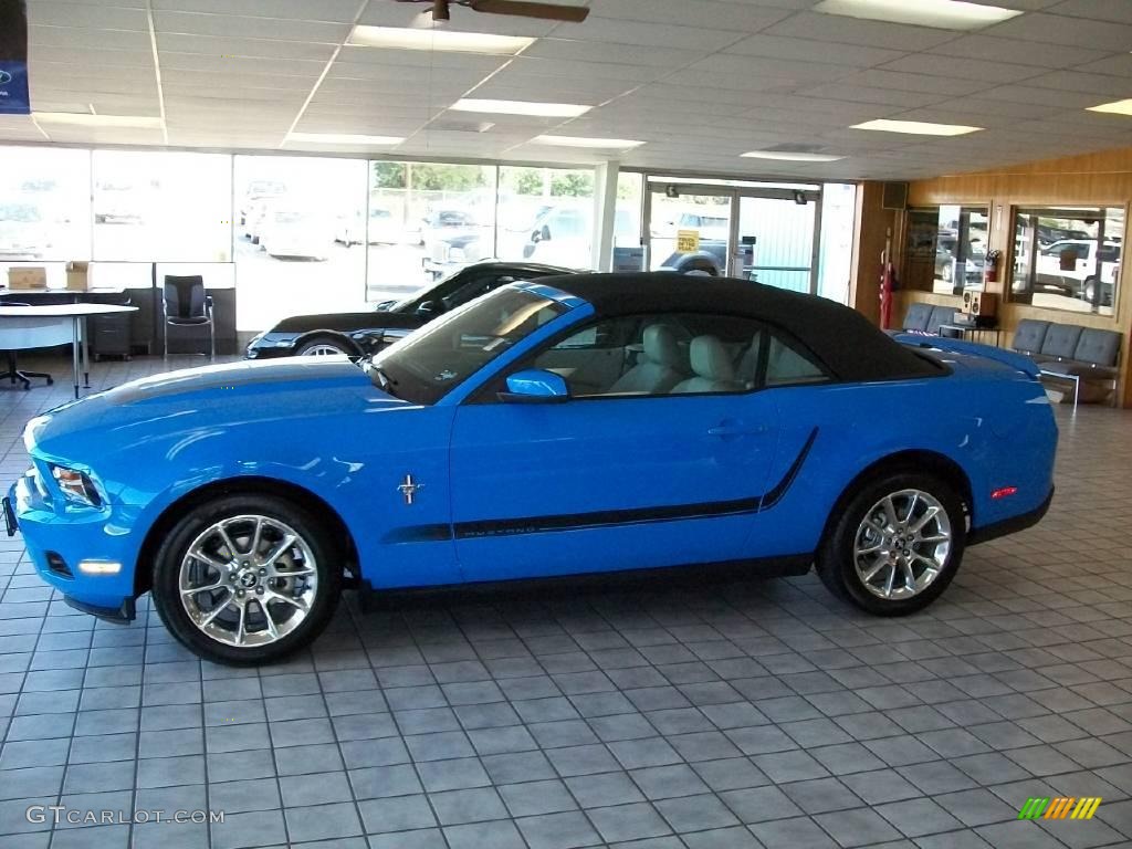 2010 Mustang V6 Premium Convertible - Grabber Blue / Stone photo #2