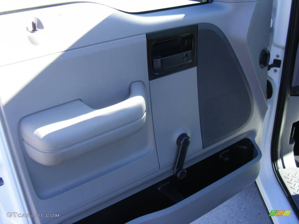 2006 F150 XL Regular Cab - Oxford White / Medium Flint photo #26