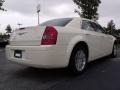 2009 Cool Vanilla White Chrysler 300   photo #3