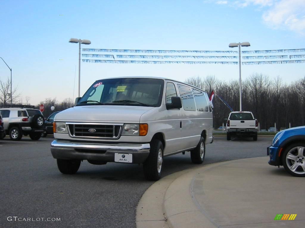 2004 E Series Van E350 Super Duty XL 15 Passenger - Oxford White / Medium Flint photo #2