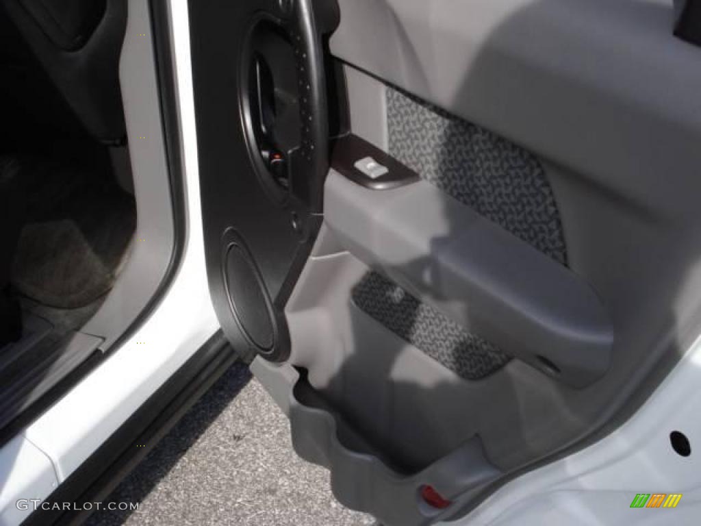 2004 Aztek AWD - Summit White / Dark Gray photo #23