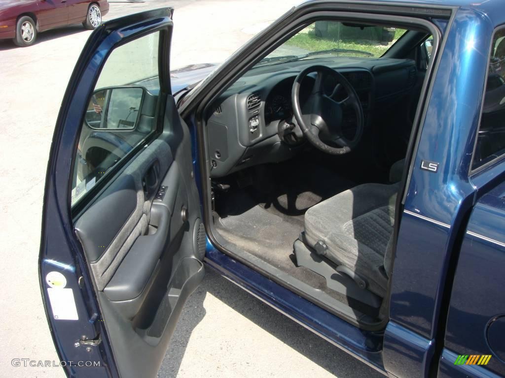 2002 S10 LS Regular Cab - Indigo Blue Metallic / Graphite photo #10