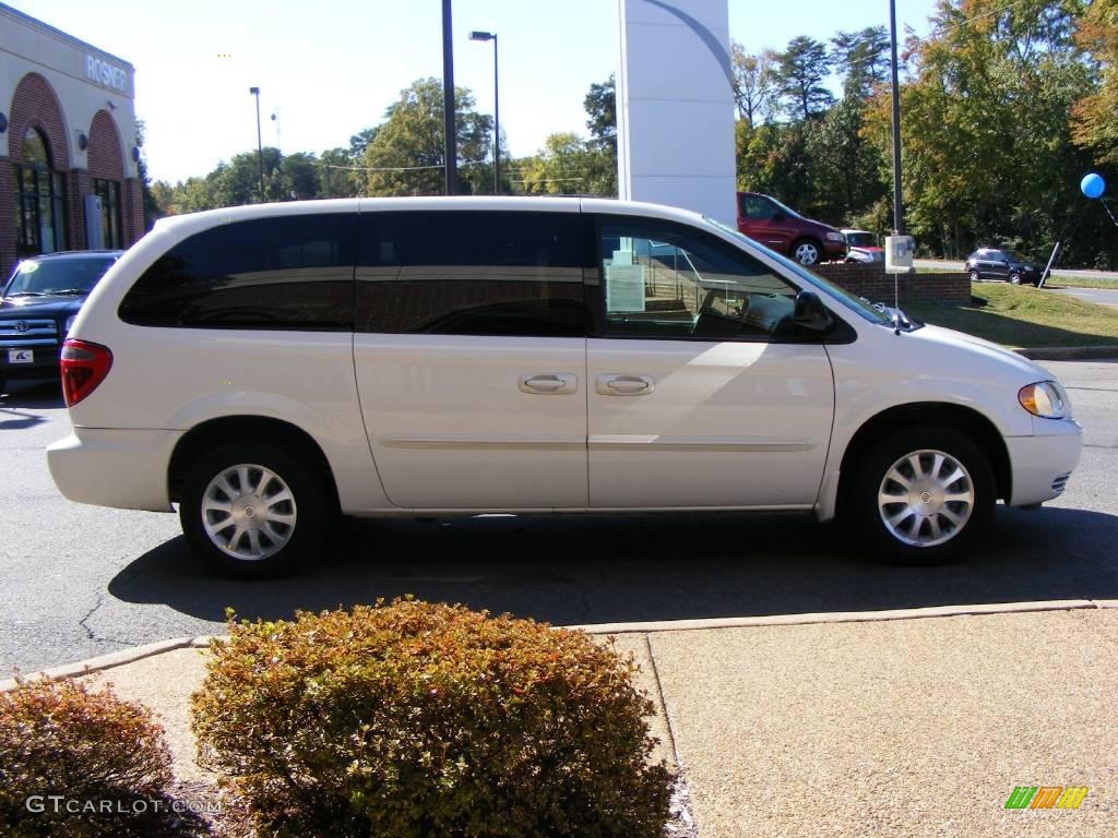 2003 Town & Country LX - Stone White / Taupe photo #18